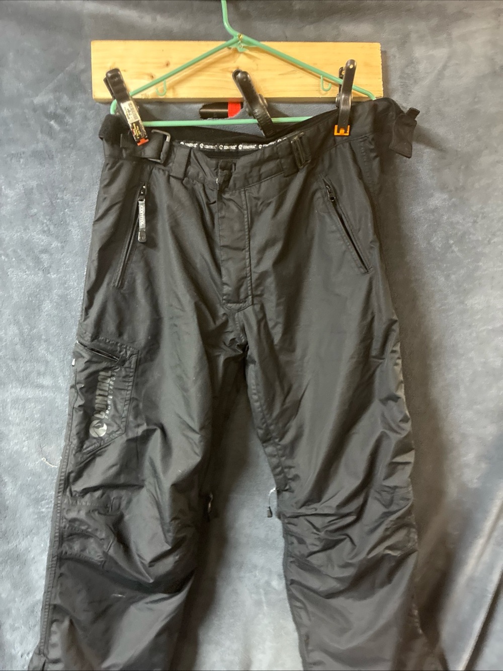 Men's Cargo Snowboard Pants with Zip Pockets great condition
